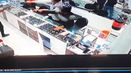 Brave jeweller takes gunshot to foil robbery attempt in western India