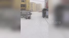 守护神！门卫大爷坚守防疫岗淋成雪人 