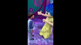 Heartwarming sign-language meeting between deaf boy and Disney World performer