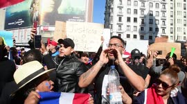 Hundreds of residents of the Dominican Republic in Madrid, Spain demonstrated in Plaza de Callao, protesting for the suspension of municipal elections in the Dominican Republic