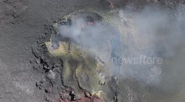 zoom out on crater of Pacaya