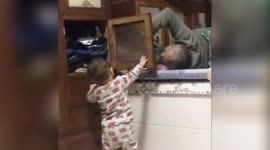 黑龙江佳木斯 三岁萌娃开衣柜 柜门打的爷爷脑瓜嗡嗡作响