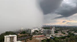 Aussie films moment huge storm cell rolls into Perth from his balcony