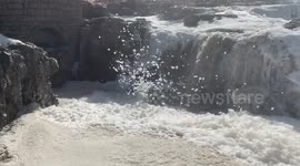 Big Sioux River Falls foam get carried away in strong and gusty winds (Part 1)