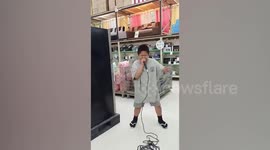 Boy amazes Philippines shoppers with insane beatboxing skills