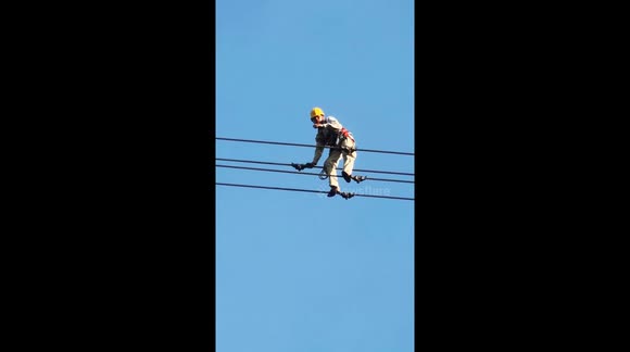 The way electric workers move on power lines to repair high-tension ...