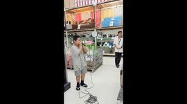 HD VERSION: Boy amazes Philippines shoppers with insane beatboxing skills