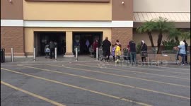 people queuing at the supermarket in the gardena neighborhood in los angeles for the coronavirus alarm