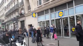 Coronavirus: Parisians hurry to gather supplies as most shops close