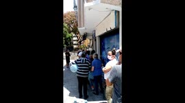 Venezolanos compran agua ante llegada del coronavirus