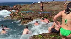 Hundreds of Australians flock to beach despite coronavirus fears