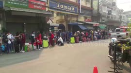 Hundreds of Burmese migrant workers converge on border with Thailand to return home