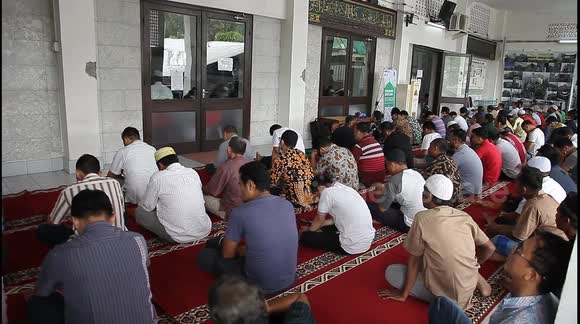 Indonesian Muslims risk infection at mosques despite COVID-19 warnings