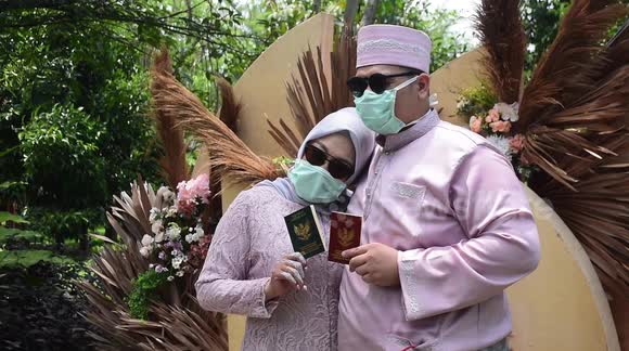 Love in the time of coronavirus: couple ties the knot in Indonesia