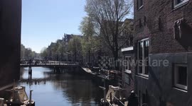 Empty canals as Amsterdam's mayor restricts access due to warm weather during COVID-19 pandemic