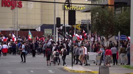 People protesting in the streets with saucepans, screams and songs