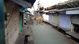 Duty-bound policemen shave off head to prevent spread of novel coronavirus in northern India