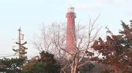 New Jersey: Visitors leave Barnegat Lighthouse State Park and workers close driveway as governor orders state parks off-limits