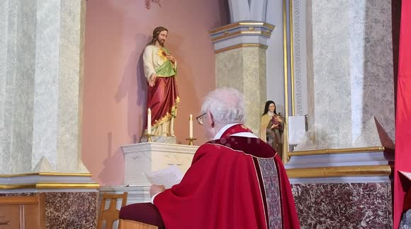 Pastor takes Good Friday prayers in empty church