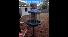 Florida dad has best cheering section while disc golfing in the backyard