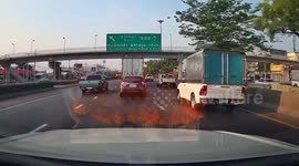 Driver narrowly avoids shunting car in front on highway