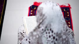 Cute cats see the morning air when their employers are reciting the Koran.