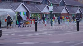 Supermarket queuing similar to the classic phone game 'Snake'