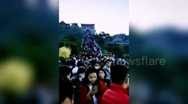 Crowds of Chinese tourists flock to Mount Tai to see sunrise on Labour Day