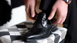 showing how to properly tie shoe laces