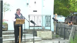 UK opera singer gives stunning performance from his GARDEN for locals during lockdown