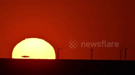 Amazing footage of incredibly rare Green Flash phenomenon at sunset over the Irish Sea