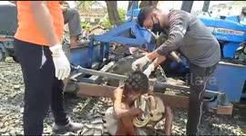 Kind-hearted police bathe homeless man in India