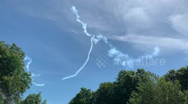 Pilot etches smiley face in the sky over Sir Tom Moore's house (RAW)