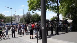 Gilets jaunes in Paris turn out to support health workers demonstrating for better conditions
