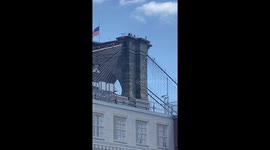 Cops negotiate with jumper on Brooklyn bridge. He stands very close to the edge