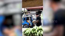 Kind Filipino man hands out vegetables to people struggling with COVID-19 downturn