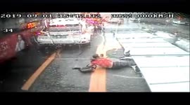 Motorists lift up fence after it was blown over onto several pedestrians in China    part2