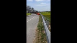 Tài xế phải bỏ xe tháo chạy. Lực lượng cứu hộ đã có mặt, nhưng xe chỉ còn trơ khung sau vụ việc. Nguyên nhân được xác định có thể do rơm rạ cuốn gầm xe rồi bốc cháy