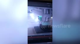 Longer version_Railway constable sprints on platform to deliver milk to four-month-old girl aboard special train for migrants in central India