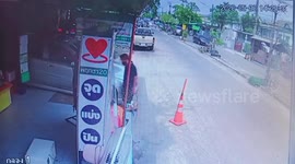 Mechanic has embarrassing bump when car bonnet falls on his head