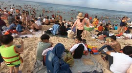 Thousands crowd beaches in Vietnam as COVID-19 outbreak successfully contained