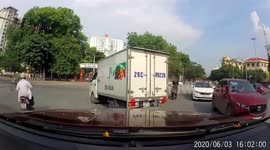 Driver tries to stop teenagers on motorcycle in Vietnam