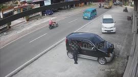 CCTV capture robbers breaking car windows to steal from an Indonesian woman