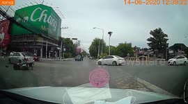 Delivery rider jumps red light and hits oncoming car