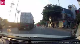 Lorry drags car into hedge after dangerous overtake on road in Vietnam