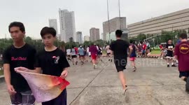 Hundreds of joggers ignore coronavirus quarantine in the Philippines