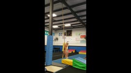Little girl makes it to the top during rope climb in Florida