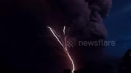 Amazing lightning seen during Taal volcanic eruption in Philippines
