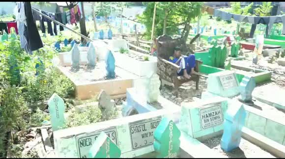 Emergency school built on grave site for Indonesian children