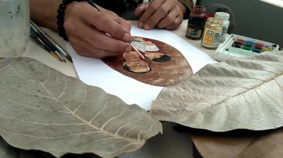 Indonesian artist collects dry leaves and transforms them into valuable paintings